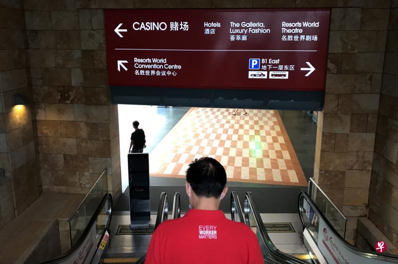 职总工作人员昨早到圣淘沙名胜世界与被裁退的职员接洽,为他们提供就业援助。(陈斌勤摄) 职总工作人员昨早到圣淘沙名胜世界与被裁退的职员接洽,为他们提供就业援助。(陈斌勤摄)