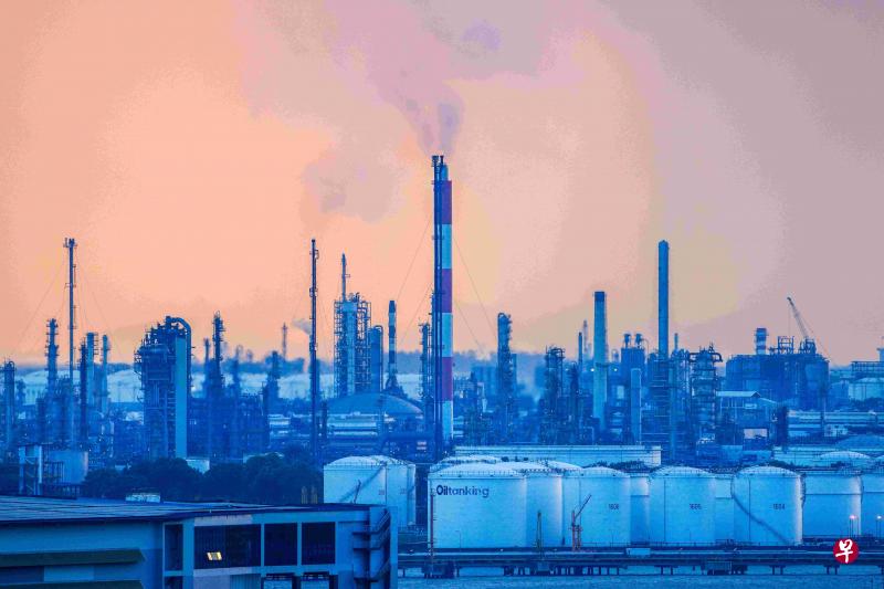 国际咨询公司安永的最新调查显示,当前冠病疫情带来前所未有的干扰,79%的东南亚企业计划在未来两年脱售资产来筹集资金,比疫情之前的70%来得高。图为新加坡一个工业区。(档案图) 国际咨询公司安永的最新调查显示,当前冠病疫情带来前所未有的干扰,79%的东南亚企业计划在未来两年脱售资产来筹集资金,比疫情之前的70%来得高。图为新加坡一个工业区。(档案图)