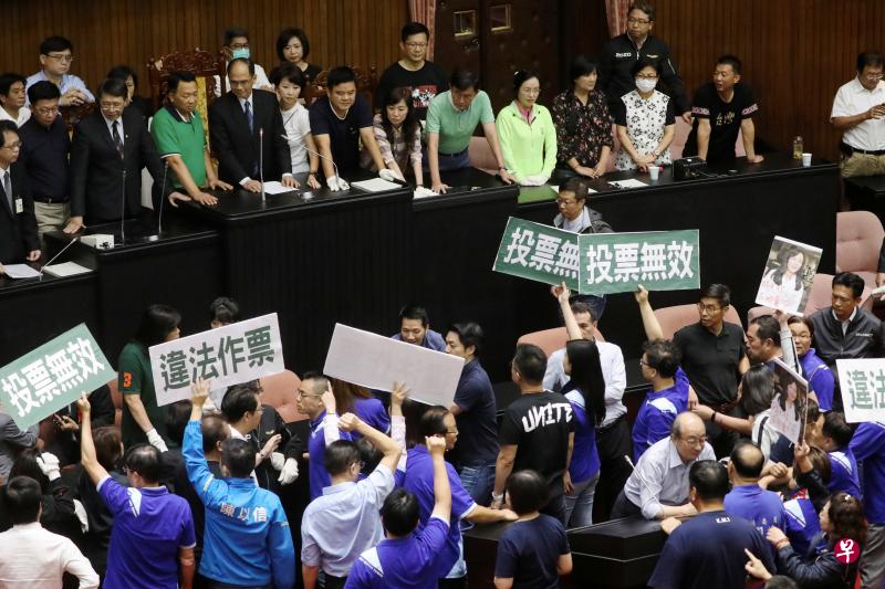 台湾立法院今天开会,为陈菊出任监察院长进行投票,国民党团对此到主席台前抗议。(路透社) 台湾立法院今天开会,为陈菊出任监察院长进行投票,国民党团对此到主席台前抗议。(路透社)