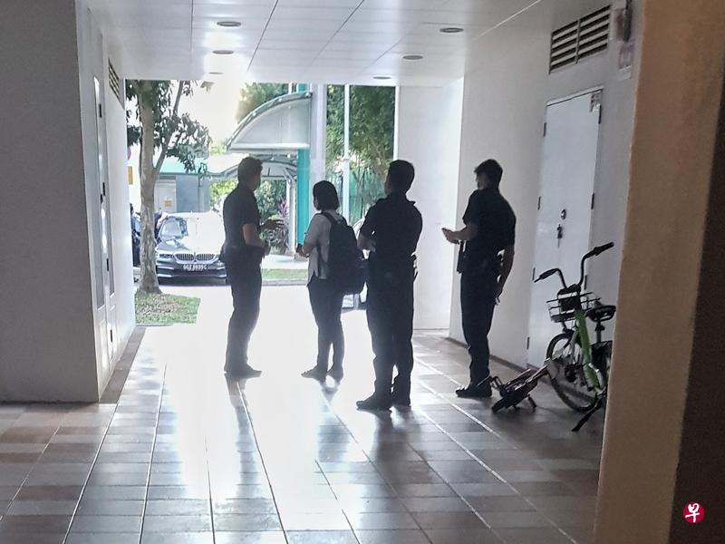 妇女接不到孩子,报警处理。(徐颖荃摄) 妇女接不到孩子,报警处理。(徐颖荃摄)
