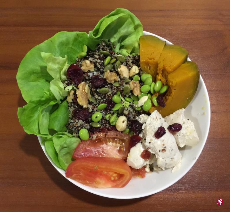 健康的藜麦鸡肉沙拉。 健康的藜麦鸡肉沙拉。