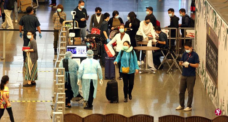 新加坡酷航特别安排两趟从新加坡直飞中国武汉的班机,让受疫情影响的乘客直接回返武汉,图为乘客在1月29日抵达樟宜机场办理登机手续。(档案照片) 新加坡酷航特别安排两趟从新加坡直飞中国武汉的班机,让受疫情影响的乘客直接回返武汉,图为乘客在1月29日抵达樟宜机场办理登机手续。(档案照片)