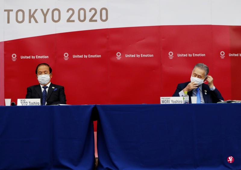 东京奥组委主席森喜朗(右)和总裁武藤敏郎戴着口罩一同出席记者会。(路透社) 东京奥组委主席森喜朗(右)和总裁武藤敏郎戴着口罩一同出席记者会。(路透社)