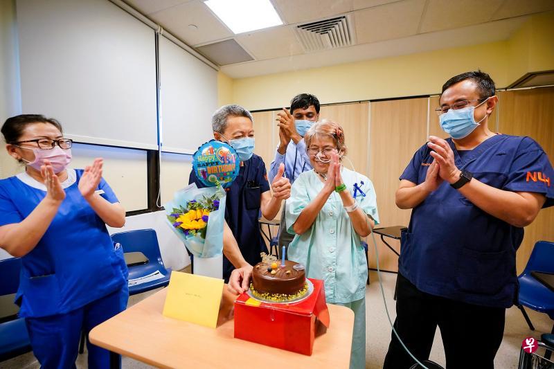 负责照顾冠病康复者蔡慧芝(右二)的新加坡国大医院医疗团队前天为她提前庆祝58岁生日。左起为护士经理孔莹莹、国大医院肺气管与重病科高级顾问医生林道江教授,以及国大心脏中心心胸血管外科高级顾问医生柯林奥德·拉曼纳丹副教授,和心胸血管外科顾问医生温蒙蒙·艾(Winn Maung Maung Aye)副教授。(国大医院提供) 负责照顾冠病康复者蔡慧芝(右二)的新加坡国大医院医疗团队前天为她提前庆祝58岁生日。左起为护士经理孔莹莹、国大医院肺气管与重病科高级顾问医生林道江教授,以及国大心脏中心心胸血管外科高级顾问医生柯林奥德·拉曼纳丹副教授,和心胸血管外科顾问医生温蒙蒙·艾(Winn Maung Maung Aye)副教授。(国大医院提供)