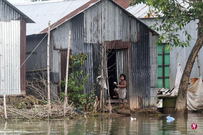 印度、尼泊尔和孟加拉国三国近两天强降雨,有近400万人因洪灾而流离失所,死亡人数已上升至至少189人。(法新社) 印度、尼泊尔和孟加拉国三国近两天强降雨,有近400万人因洪灾而流离失所,死亡人数已上升至至少189人。(法新社)
