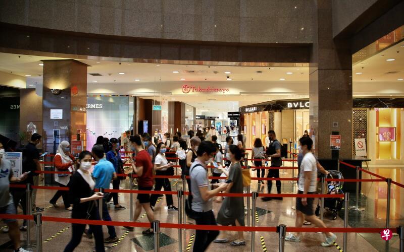 昨早(7月18日)不到11时的开门时间,已有超过60人在义安城高岛屋百货公司门外等候。(严宣融摄) 昨早(7月18日)不到11时的开门时间,已有超过60人在义安城高岛屋百货公司门外等候。(严宣融摄)