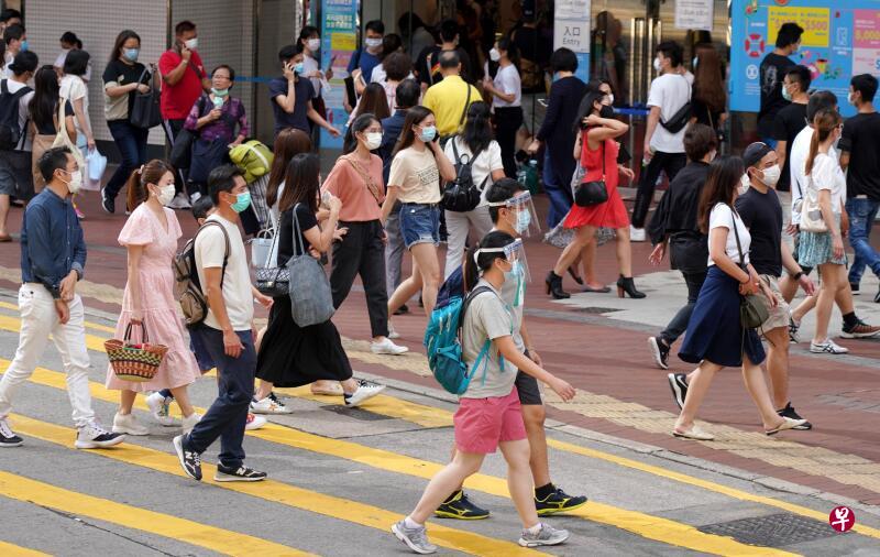 7月19日,香港铜锣湾街头,大批市民戴口罩出行。当天,香港卫生署卫生防护中心通报,从7月18日下午4时至19日零时的8小时内,香港新增108起冠病确诊病例,其中本地感染83起,输入个案25起,为疫情以来的单日新高。(中新社) 7月19日,香港铜锣湾街头,大批市民戴口罩出行。当天,香港卫生署卫生防护中心通报,从7月18日下午4时至19日零时的8小时内,香港新增108起冠病确诊病例,其中本地感染83起,输入个案25起,为疫情以来的单日新高。(中新社)