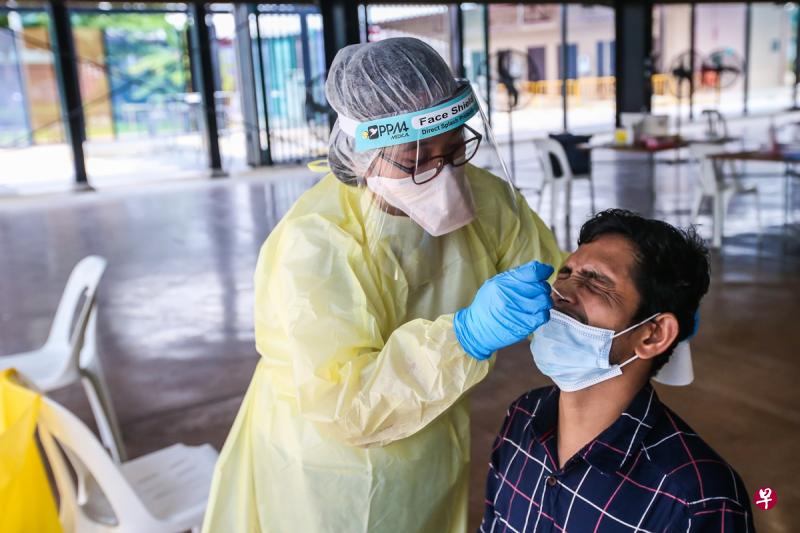 有研究报告指出,截至今年5月,全球冠病病患的拭子样本中,已有近八成出现变种的614G病毒株。(档案照片) 有研究报告指出,截至今年5月,全球冠病病患的拭子样本中,已有近八成出现变种的614G病毒株。(档案照片)