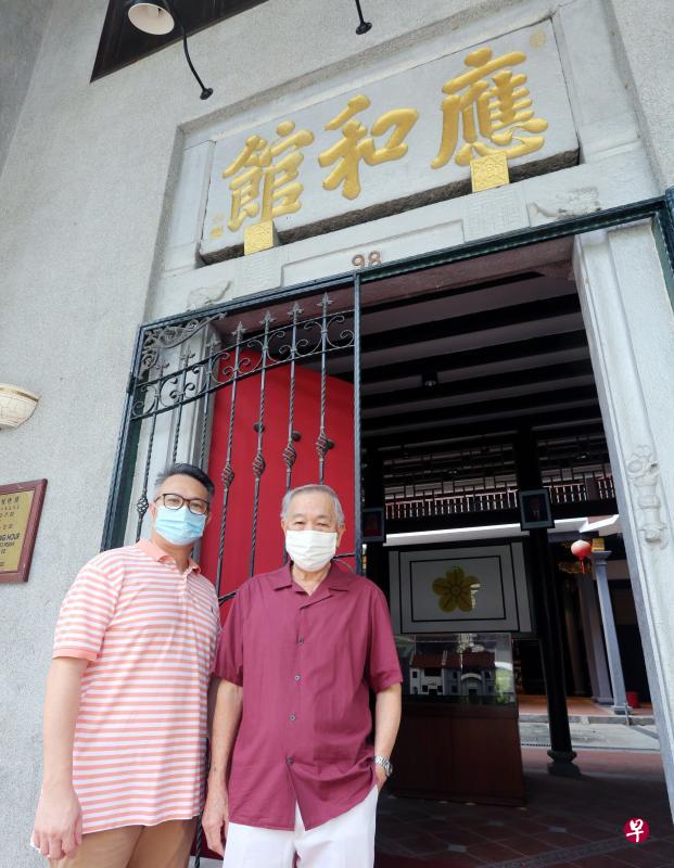 李彩曾(右)和儿子李伟聪都在应和会馆服务。(庄耿闻摄) 李彩曾(右)和儿子李伟聪都在应和会馆服务。(庄耿闻摄)