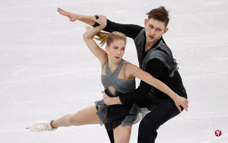澳大利亚籍俄罗斯裔花样滑冰选手叶卡捷琳娜(左)与搭档温莎在平昌冬季奥运会获得第18名。(路透社档案照片) 澳大利亚籍俄罗斯裔花样滑冰选手叶卡捷琳娜(左)与搭档温莎在平昌冬季奥运会获得第18名。(路透社档案照片)