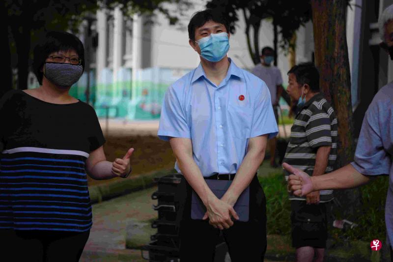 工人党议员林志蔚博士（中）。（档案照）