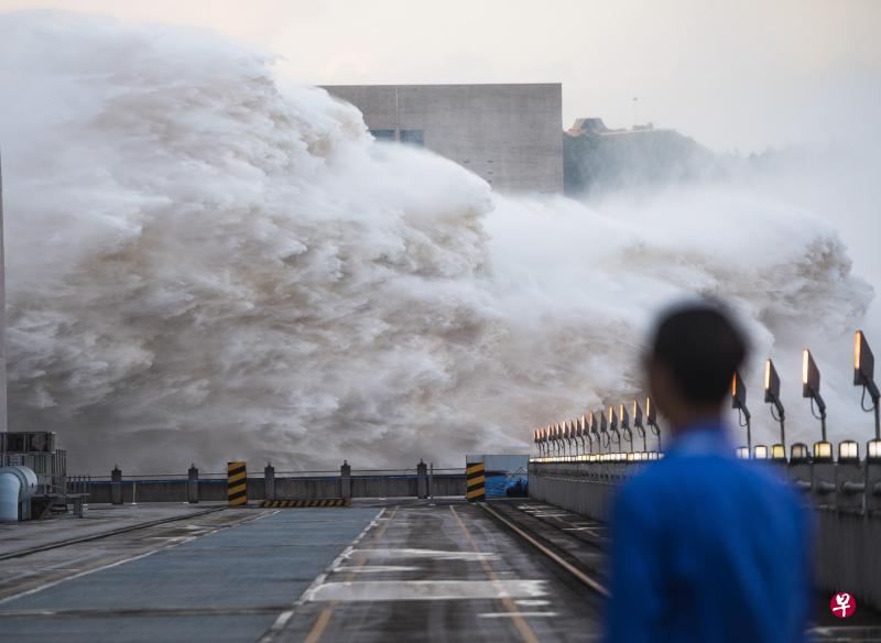“长江2020年第2号洪水”平稳通过三峡大坝,图为三峡枢纽前天开启泄洪深孔进行泄洪。(新华社) “长江2020年第2号洪水”平稳通过三峡大坝,图为三峡枢纽前天开启泄洪深孔进行泄洪。(新华社)