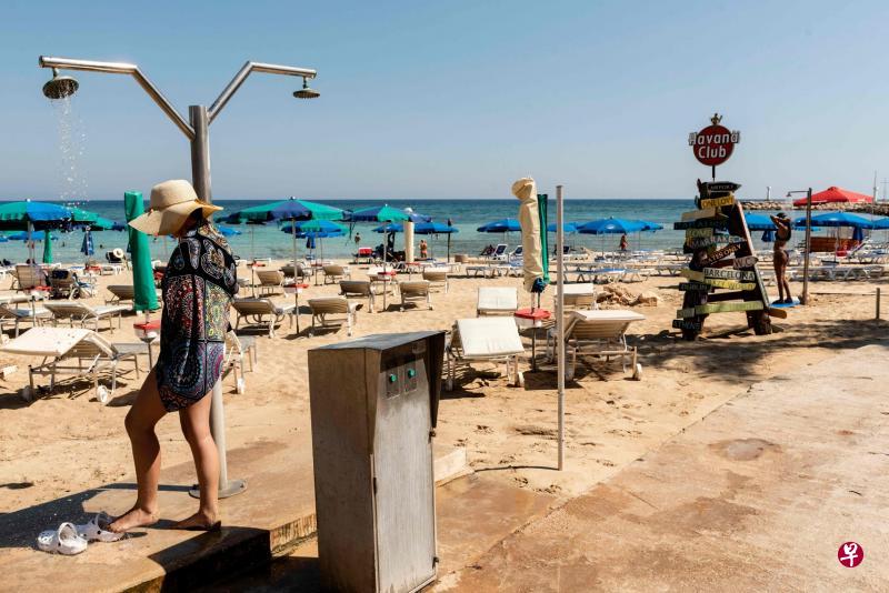塞浦路斯东南部旅游胜地阿依纳帕（Ayia Napa）往常游人如织，如今面向地中海的美丽沙滩寥落寂静。这个欧盟成员的国内生产总值15%靠旅游业，它原本希望今年能吸引400万人次的旅客入境，如今这个目标急降70%，经济大受影响。按人口比率来看，塞浦路斯的冠病感染率在欧洲属于最低之一，可是疫情导致全球禁足，旅客哪也去不了。（法新社） 