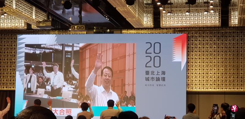 台北市长柯文哲和上海市长龚正在开幕式后向对方挥别。 (庄慧良 摄) 台北市长柯文哲和上海市长龚正在开幕式后向对方挥别。 (庄慧良 摄)