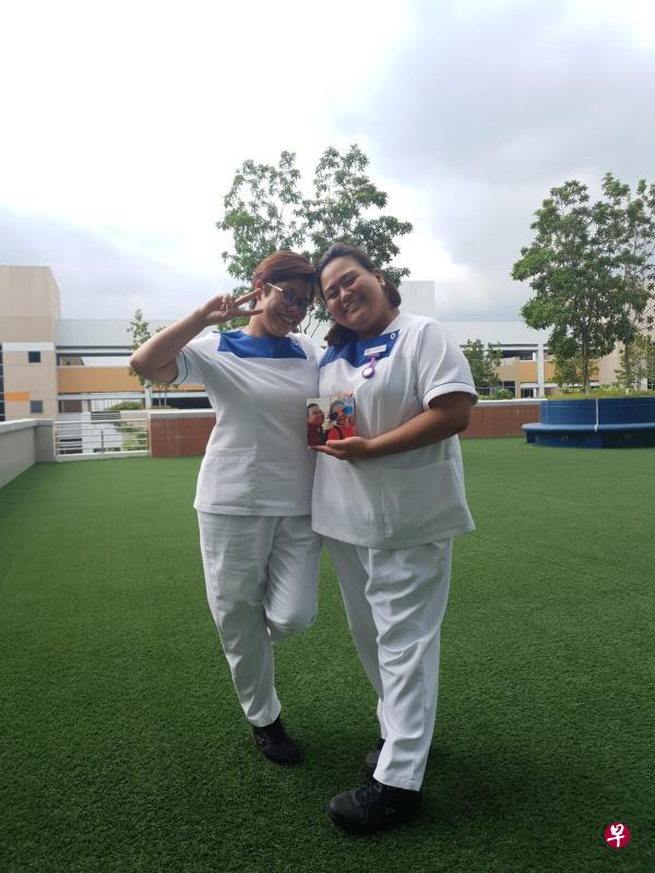 燕蒂(图左)穿着护士制服举起胜利手势,露出开朗笑容。(受访者提供) 燕蒂(图左)穿着护士制服举起胜利手势,露出开朗笑容。(受访者提供)