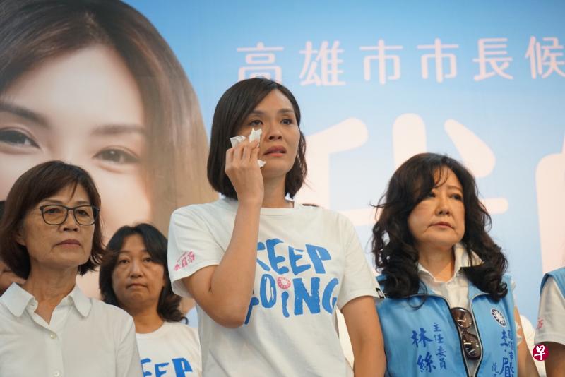 国民党高雄市长补选候选人李眉蓁今日(23日)声明放弃学位时擦拭眼泪。(庄慧良摄) 国民党高雄市长补选候选人李眉蓁今日(23日)声明放弃学位时擦拭眼泪。(庄慧良摄)