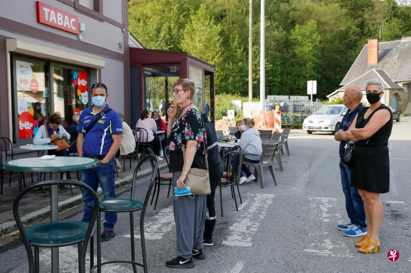 比利时首相维尔梅斯周四(23日)宣布,民众将须在户外市场、繁忙购物区及公共建筑的通路戴口罩。(路透社)
比利时首相维尔梅斯周四(23日)宣布,民众将须在户外市场、繁忙购物区及公共建筑的通路戴口罩。(路透社)