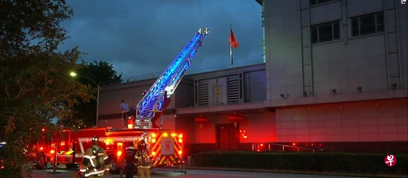 中国驻休斯敦领馆前晚冒出浓烟,当地消防人员接到火警后到达现场查看。(互联网) 中国驻休斯敦领馆前晚冒出浓烟,当地消防人员接到火警后到达现场查看。(互联网)