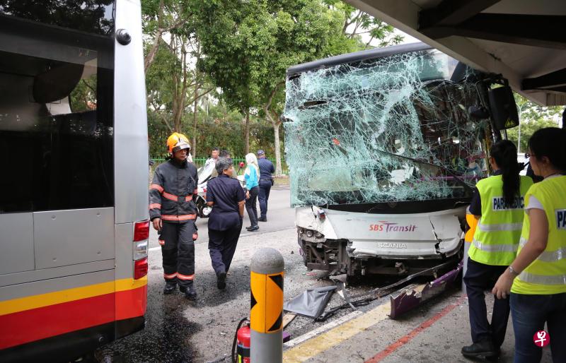 新捷运巴士车头撞毁,挡风镜裂成一片蜘蛛网状。(档案照) 新捷运巴士车头撞毁,挡风镜裂成一片蜘蛛网状。(档案照)