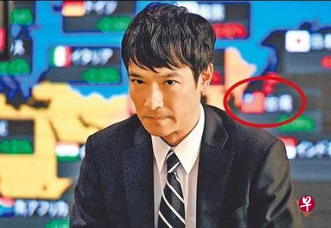 雅人办公桌后方墙上的全球股市分布图,可见台湾字样与青天白日满地红国旗(红图处)。 雅人办公桌后方墙上的全球股市分布图,可见台湾字样与青天白日满地红国旗(红图处)。