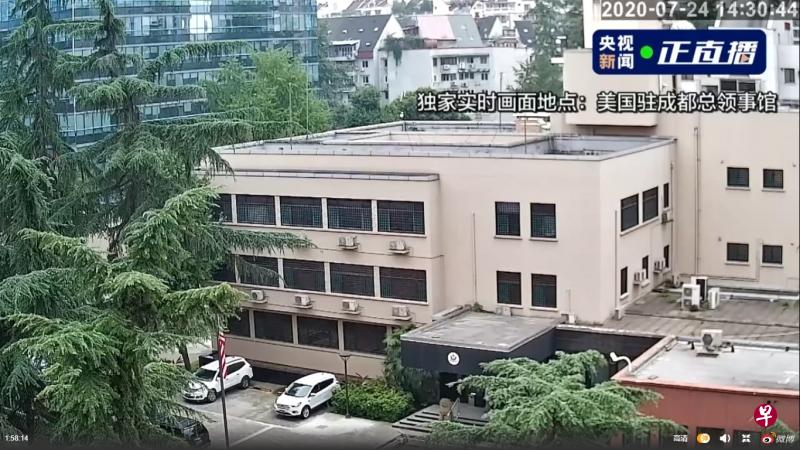 中国官媒央视在官方通知美国关闭驻成都总领事馆后,在成都总领馆附近进行直播。(取自官媒新闻微博) 中国官媒央视在官方通知美国关闭驻成都总领事馆后,在成都总领馆附近进行直播。(取自官媒新闻微博)