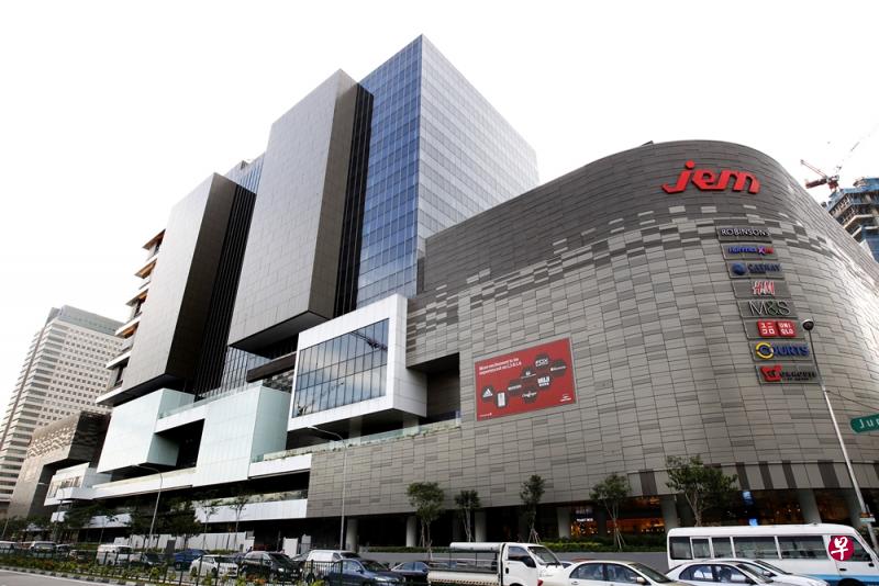 裕廊东JEM购物中心的罗敏申百货公司,是其中一个有冠病病患到访过的场所。(档案照) 裕廊东JEM购物中心的罗敏申百货公司,是其中一个有冠病病患到访过的场所。(档案照)