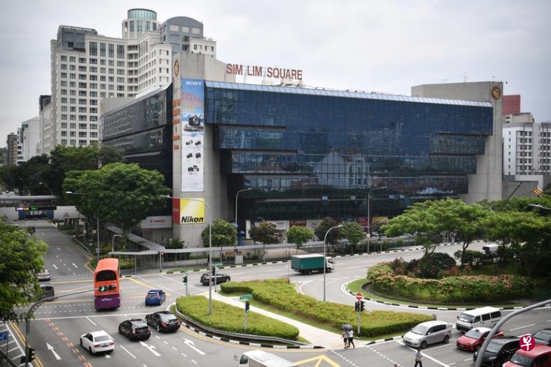 相隔约半年,森林商业中心的11家店铺再以邀请买家出价方式求售,开价为2100万元,比之前的低了100万元。(档案照片) 相隔约半年,森林商业中心的11家店铺再以邀请买家出价方式求售,开价为2100万元,比之前的低了100万元。(档案照片)