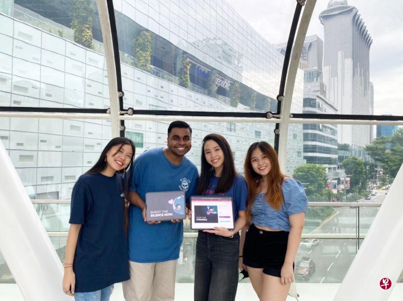 新加坡理工生王贞嬑(右二)与同学李思君(左起)、苏杰阿玛雷士和苏才琪为非营利组织Playeum设计宣传材料,推广组织帮助弱势孩童的公益事业,为组织筹款。(受访者提供) 新加坡理工生王贞嬑(右二)与同学李思君(左起)、苏杰阿玛雷士和苏才琪为非营利组织Playeum设计宣传材料,推广组织帮助弱势孩童的公益事业,为组织筹款。(受访者提供)