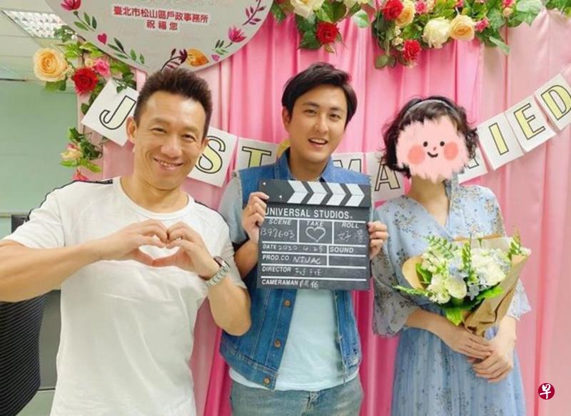 黄靖伦(中)和太太(右)在台湾注册,郭子乾当证婚人。(经纪人大卫提供) 黄靖伦(中)和太太(右)在台湾注册,郭子乾当证婚人。(经纪人大卫提供)