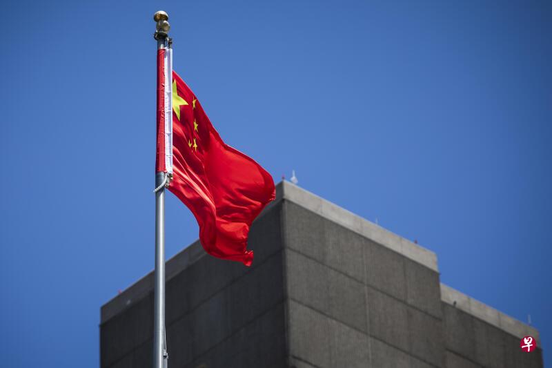 检察官指唐娟在被搜查和问话之后,某天进入中国驻旧金山领事馆。(法新社) 检察官指唐娟在被搜查和问话之后,某天进入中国驻旧金山领事馆。(法新社)
