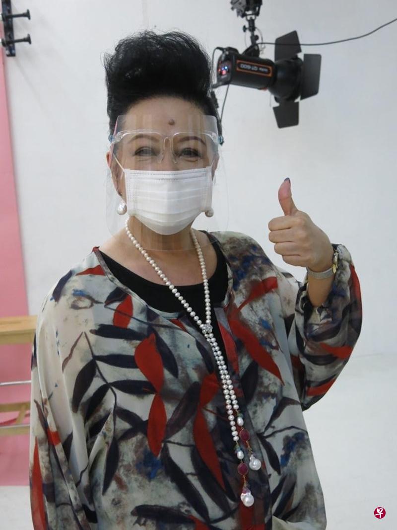 薛家燕戴上朋友从日本带回来给她的面罩和口罩，以做双重保护。（薛家燕提供）