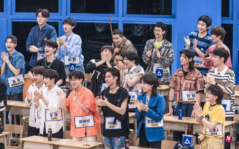 《明日之子》第四季学员闫永强(右上图)、王江元(右下图)表现令人惊喜。 《明日之子》第四季学员闫永强(右上图)、王江元(右下图)表现令人惊喜。