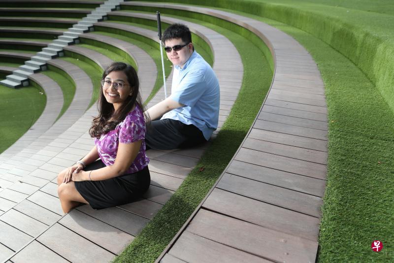 福斯蒂娜(左)和郑仁浩(右)以过人的努力,以实际行动证明,先天障碍不能决定个人的命运,他们希望以自身经历鼓励有类似情况的年轻人,不要被命运击倒。(陈来福摄) 福斯蒂娜(左)和郑仁浩(右)以过人的努力,以实际行动证明,先天障碍不能决定个人的命运,他们希望以自身经历鼓励有类似情况的年轻人,不要被命运击倒。(陈来福摄)