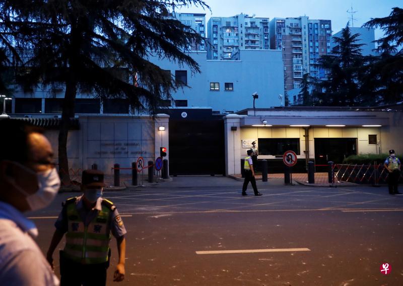 美国驻成都总领事馆昨天大门紧闭,门外有数名警察维持秩序。(路透社) 美国驻成都总领事馆昨天大门紧闭,门外有数名警察维持秩序。(路透社)