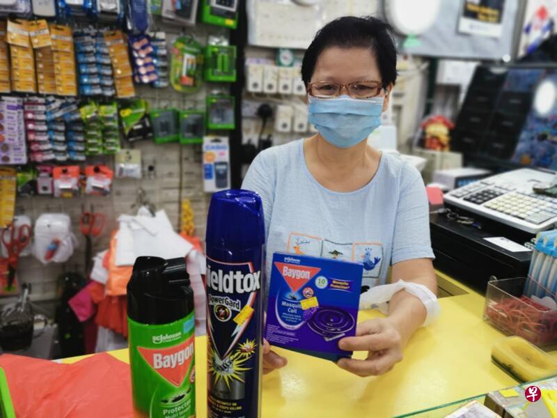 武吉班让“ANB折扣超市”店员洪碧珊透露,之前蚊香断货近两周,三天前才来了一批新货。(温伟中摄) 武吉班让“ANB折扣超市”店员洪碧珊透露,之前蚊香断货近两周,三天前才来了一批新货。(温伟中摄)