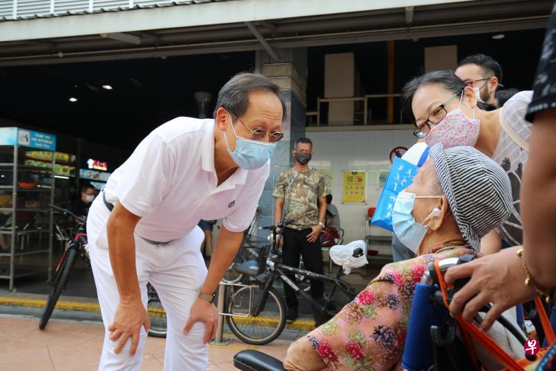 新当选马林百列集选区议员的陈诗龙医生(左),受委出任总理公署部长兼人力部和贸工部第二部长。(档案照片) 新当选马林百列集选区议员的陈诗龙医生(左),受委出任总理公署部长兼人力部和贸工部第二部长。(档案照片)