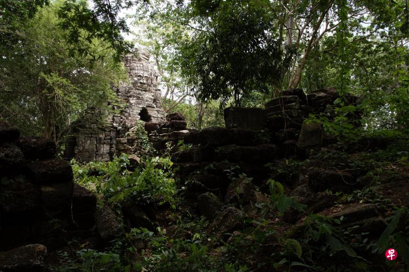 通往Samnang Ta Sok寺的道路布满了茂密植被。寺庙的浅浮雕脸孔相信就是兴建班迭奇马寺庙建筑群的阇耶跋摩七世。 通往Samnang Ta Sok寺的道路布满了茂密植被。寺庙的浅浮雕脸孔相信就是兴建班迭奇马寺庙建筑群的阇耶跋摩七世。
