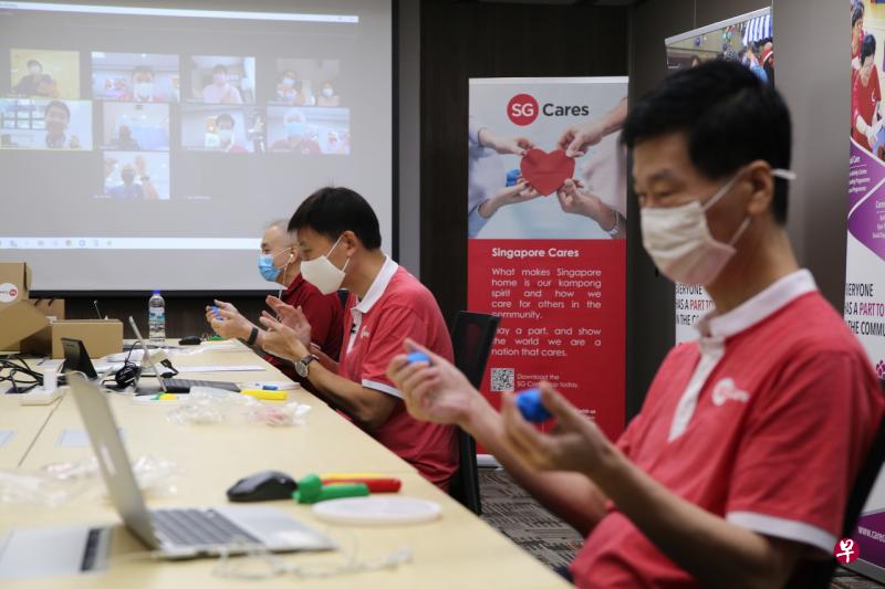 ▲大巴窑关爱新加坡义工综合中心推出“邻里关爱”计划,希望能招募住在区内的义工,不时探访大巴窑区里包括独居老人在内的年长者。在昨天的推介活动上,碧山—大巴窑集选区基层组织顾问徐芳达(左二)与受益人一起参与线上手工艺活动。(梁麒麟摄) ▲大巴窑关爱新加坡义工综合中心推出“邻里关爱”计划,希望能招募住在区内的义工,不时探访大巴窑区里包括独居老人在内的年长者。在昨天的推介活动上,碧山—大巴窑集选区基层组织顾问徐芳达(左二)与受益人一起参与线上手工艺活动。(梁麒麟摄)