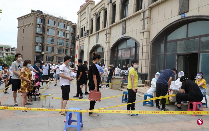 中国辽宁昨天新增14例冠病本土确诊病例,均发生在大连市,官方也已在大连全市范围内开展免费核酸检测。图为大连市民昨天排队进行核酸检测。(中新社) 中国辽宁昨天新增14例冠病本土确诊病例,均发生在大连市,官方也已在大连全市范围内开展免费核酸检测。图为大连市民昨天排队进行核酸检测。(中新社)