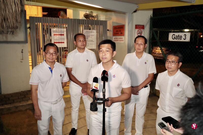 在马林百列,唐振辉(右一)和新人陈诗龙医生(右二)升任部长,再加上同是本届大选引进的新人阀贺米(左二)出任东南区市长,由议长陈川仁(中)领军的集选区“五人男团”,集体“战斗值”瞬间提升。(档案照片) 在马林百列,唐振辉(右一)和新人陈诗龙医生(右二)升任部长,再加上同是本届大选引进的新人阀贺米(左二)出任东南区市长,由议长陈川仁(中)领军的集选区“五人男团”,集体“战斗值”瞬间提升。(档案照片)