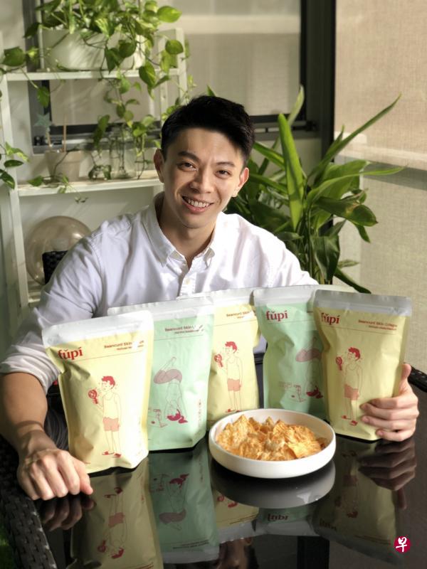 徐永福把制作的炸腐皮让人试吃,再从中找出大家比较能接受的口味。(受访者提供) 徐永福把制作的炸腐皮让人试吃,再从中找出大家比较能接受的口味。(受访者提供)