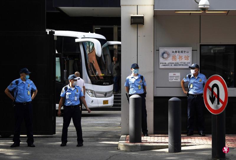 自上周五中国下令美国驻成都总领事馆关闭以来,该领事馆不断有人员及车辆频繁出入。图为昨天一辆巴士准备驶出总领事馆。(法新社) 自上周五中国下令美国驻成都总领事馆关闭以来,该领事馆不断有人员及车辆频繁出入。图为昨天一辆巴士准备驶出总领事馆。(法新社)