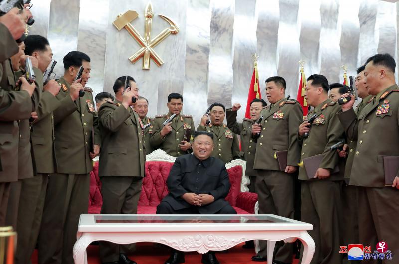 金正恩对军核心人士亲自授予武器实属罕见。(法新社) 金正恩对军核心人士亲自授予武器实属罕见。(法新社)