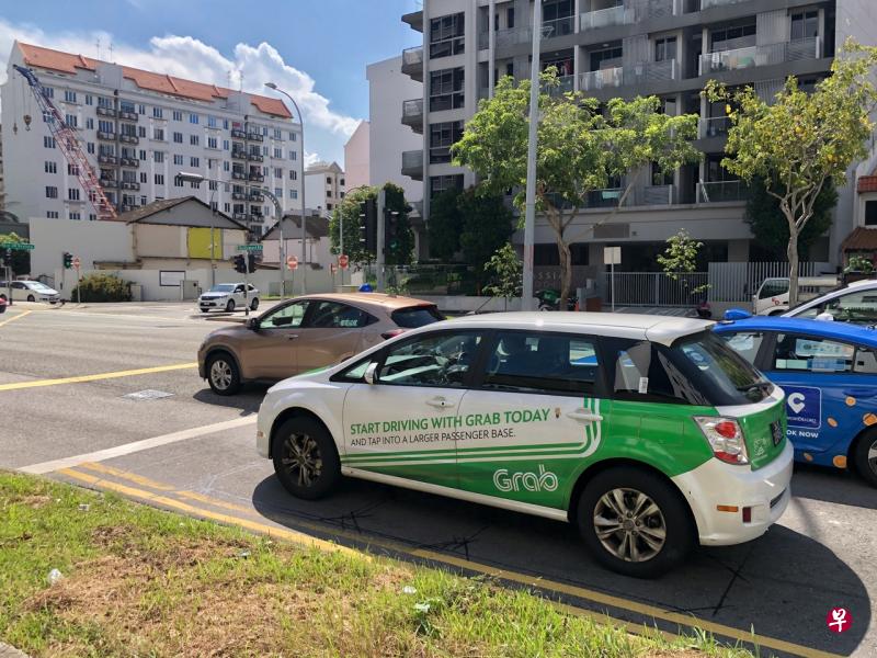 本地最大私召车业者Grab有意向乘客收取每趟车程多3角2分钱的附加费。(档案照) 本地最大私召车业者Grab有意向乘客收取每趟车程多3角2分钱的附加费。(档案照)