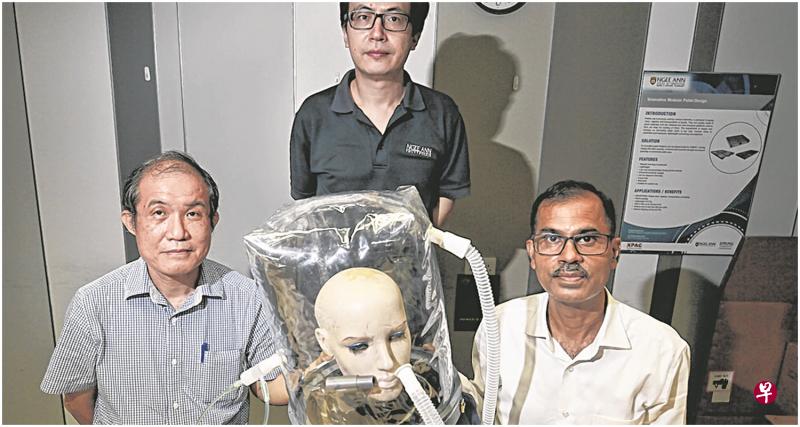 研发非侵入性呼吸头罩团队的成员包括义安理工学院首席技术战略师苏布拉塔·詹达(右起)、高级研发工程师潘鹏,以及高级研究员魏兆如。(谢智扬摄) 研发非侵入性呼吸头罩团队的成员包括义安理工学院首席技术战略师苏布拉塔·詹达(右起)、高级研发工程师潘鹏,以及高级研究员魏兆如。(谢智扬摄)