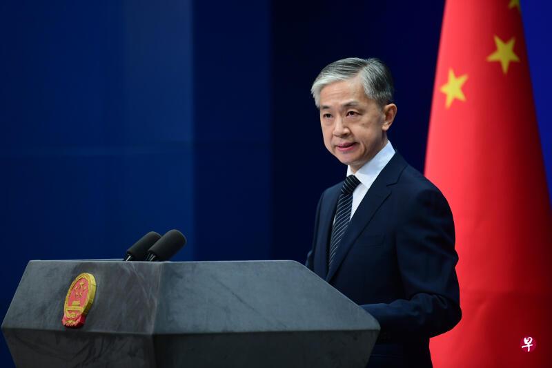 中国外交部发言人汪文斌昨天在例行记者会上表示，对于新加坡籍男子被指控为中国搜集情报的情况“不了解”。（中新社）