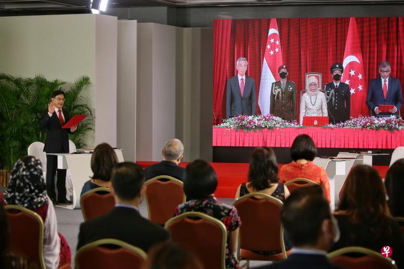 副总理兼财政部长王瑞杰(左一)昨晚率领15名阁员,包括国务资政兼国家安全统筹部长张志贤,以及内政部长兼律政部长尚穆根等人,在国会大厦透过视讯方式,与总统府的内阁成员同步进行宣誓。(海峡时报) 副总理兼财政部长王瑞杰(左一)昨晚率领15名阁员,包括国务资政兼国家安全统筹部长张志贤,以及内政部长兼律政部长尚穆根等人,在国会大厦透过视讯方式,与总统府的内阁成员同步进行宣誓。(海峡时报)