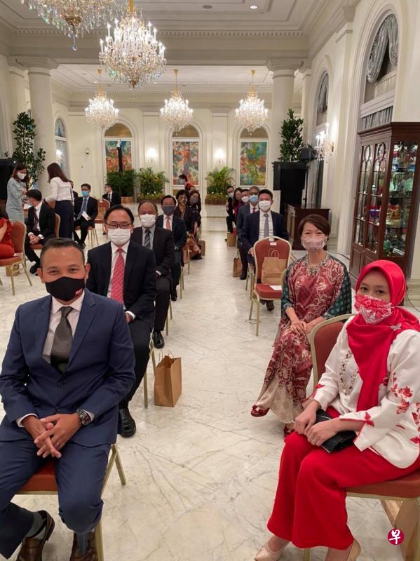 即将在9月出任卫生部政务次长的拉哈尤·玛赞(右列前至后)、西海岸集选区当选议员胡美霞、哥本峇鲁区当选议员郭献川、工人党阿裕尼集选区当选议员贝理安、受委东南区市长的马林百列集选区当选议员阀贺米(左列前至后)、武吉班让区当选议员连荣华、阿裕尼集选区当选议员莫哈默·费沙、碧山—大巴窑集选区当选议员锺奇雄、丹戎巴葛集选区当选议员祖安清心等议员昨天在总统府观礼,并在典礼开始前合影留念。(取自胡美霞面簿) 即将在9月出任卫生部政务次长的拉哈尤·玛赞(右列前至后)、西海岸集选区当选议员胡美霞、哥本峇鲁区当选议员郭献川、工人党阿裕尼集选区当选议员贝理安、受委东南区市长的马林百列集选区当选议员阀贺米(左列前至后)、武吉班让区当选议员连荣华、阿裕尼集选区当选议员莫哈默·费沙、碧山—大巴窑集选区当选议员锺奇雄、丹戎巴葛集选区当选议员祖安清心等议员昨天在总统府观礼,并在典礼开始前合影留念。(取自胡美霞面簿)