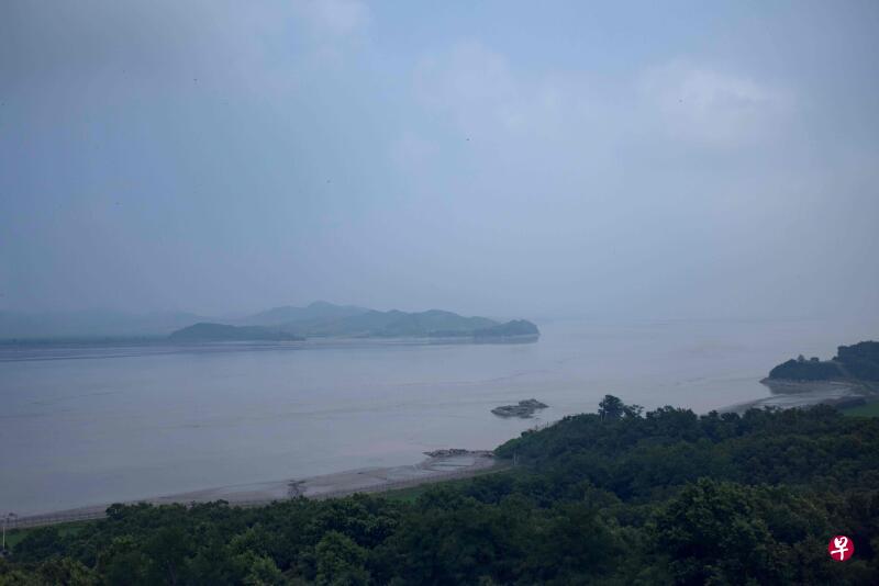 韩军昨日表示,一周前逃回朝鲜的脱北者,可能通过仁川江华岛的排水口越过韩朝边境。(法新社) 韩军昨日表示,一周前逃回朝鲜的脱北者,可能通过仁川江华岛的排水口越过韩朝边境。(法新社)