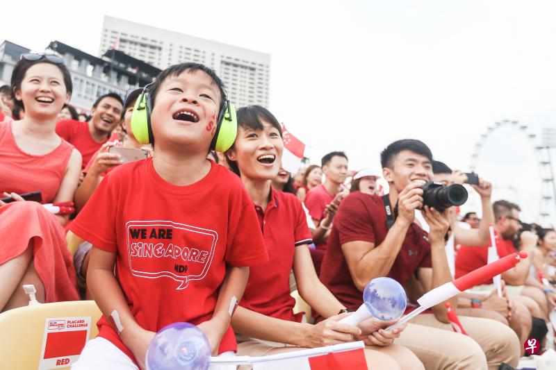 今年的国庆庆典因为疫情的关系,国人无法到现场感染国庆气氛,也无法一起高唱国庆庆典主题曲。(档案照) 今年的国庆庆典因为疫情的关系,国人无法到现场感染国庆气氛,也无法一起高唱国庆庆典主题曲。(档案照)